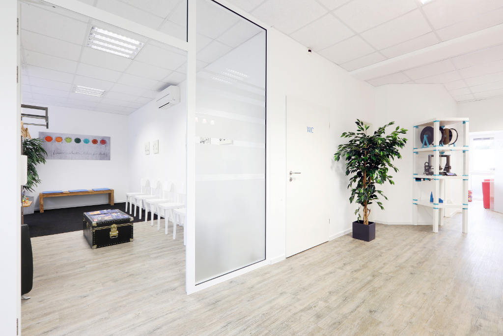 kieferorthopaede-huerth-wartezimmer
